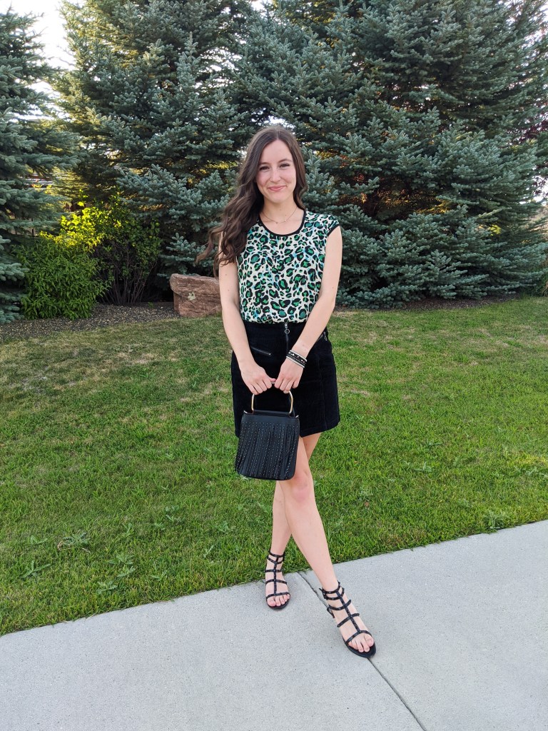 \"green-leopard-fall-outfit-black-sandals\"